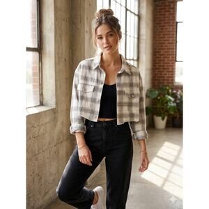 Plaid Cropped Shacket Size Medium EUC Sugnature 8 Neutral Casual Trendy